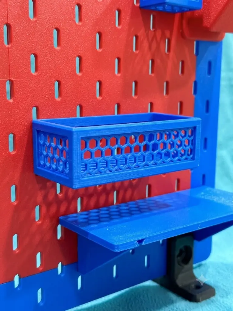 Cận cảnh chất liệu nhựa in 3D hoàn thiện mịn màng của kệ